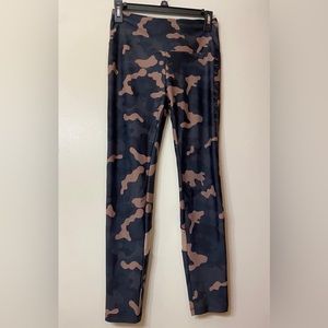 RYDERWEAR:
Brand new, never worn booty scrunch camo leggings. Size M
Price $30